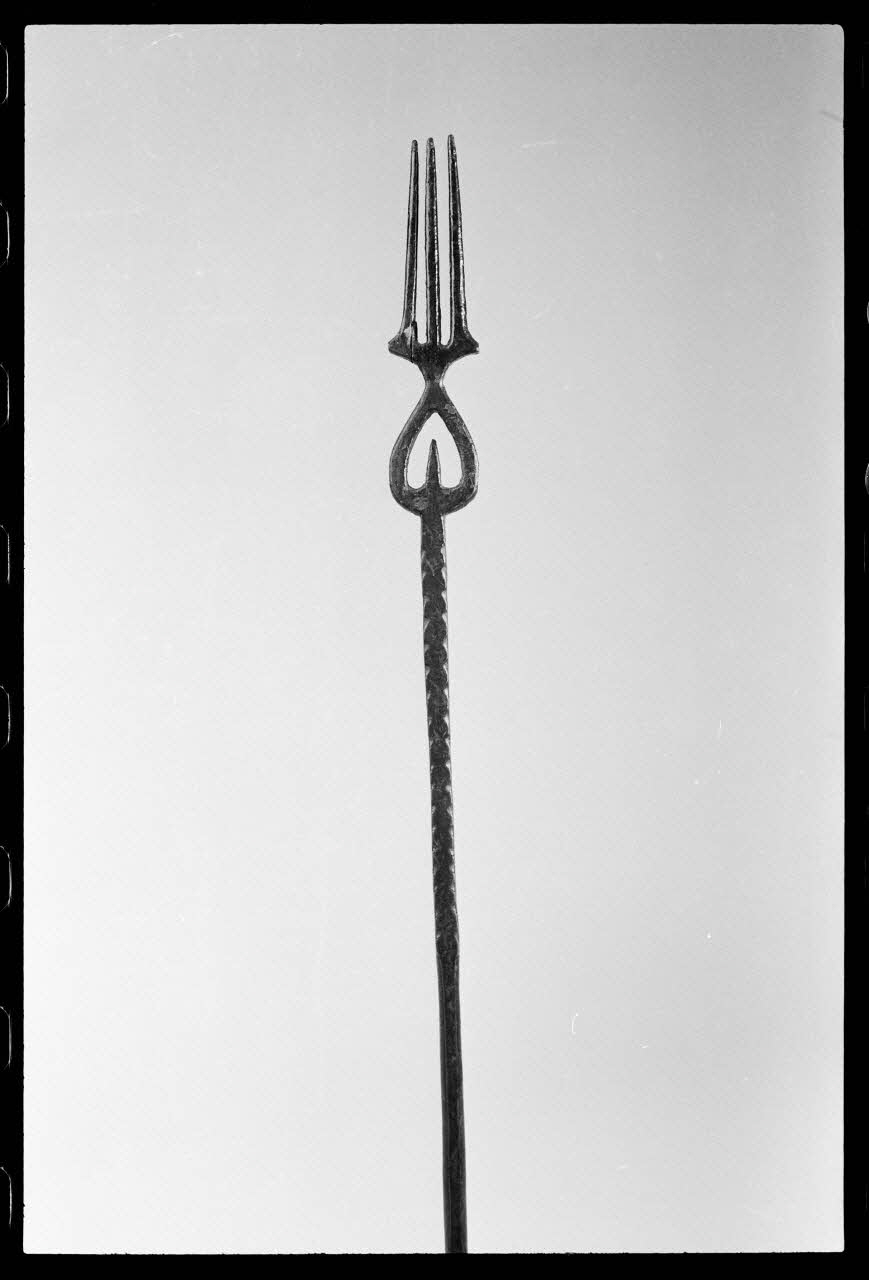 photographie MuCEM (Paris). Galerie culturelle. Section "arts visuels". Espace "arts appliqués". Vitrine "arts du bois". Quenouille de la Vallée de Bethmale. 19è siècle Ph.1986.6.5 Photo