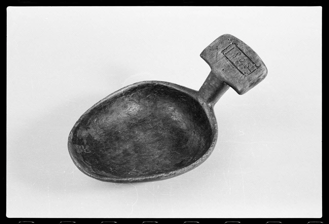 photographie MuCEM (Paris). Galerie culturelle. Section "arts visuels". Espace "arts appliqués". Vitrine "arts du bois". Cuiller à écrémer, en bois. 1899 Ph.1986.6.8 Photo