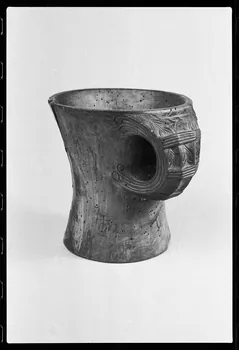 photographie MuCEM (Paris). Galerie culturelle. Section "arts visuels". Espace "arts appliqués". Vitrine "arts du bois". Pot à lait en bois. Vers 1875 Ph.1986.6.9 Photo