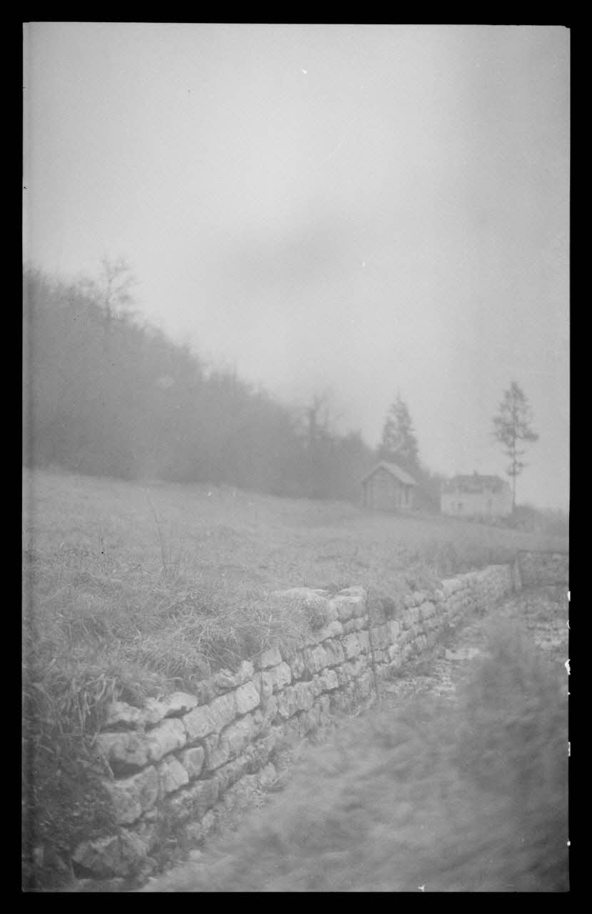 Marc Augier photographie Vieux toit de lave avec une cheminée Bourgogne, France 1937 Ph.1937.1067 Photo