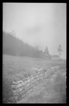 Marc Augier photographie Vieux toit de lave avec une cheminée Bourgogne, France 1937 Ph.1937.1067  Photo
