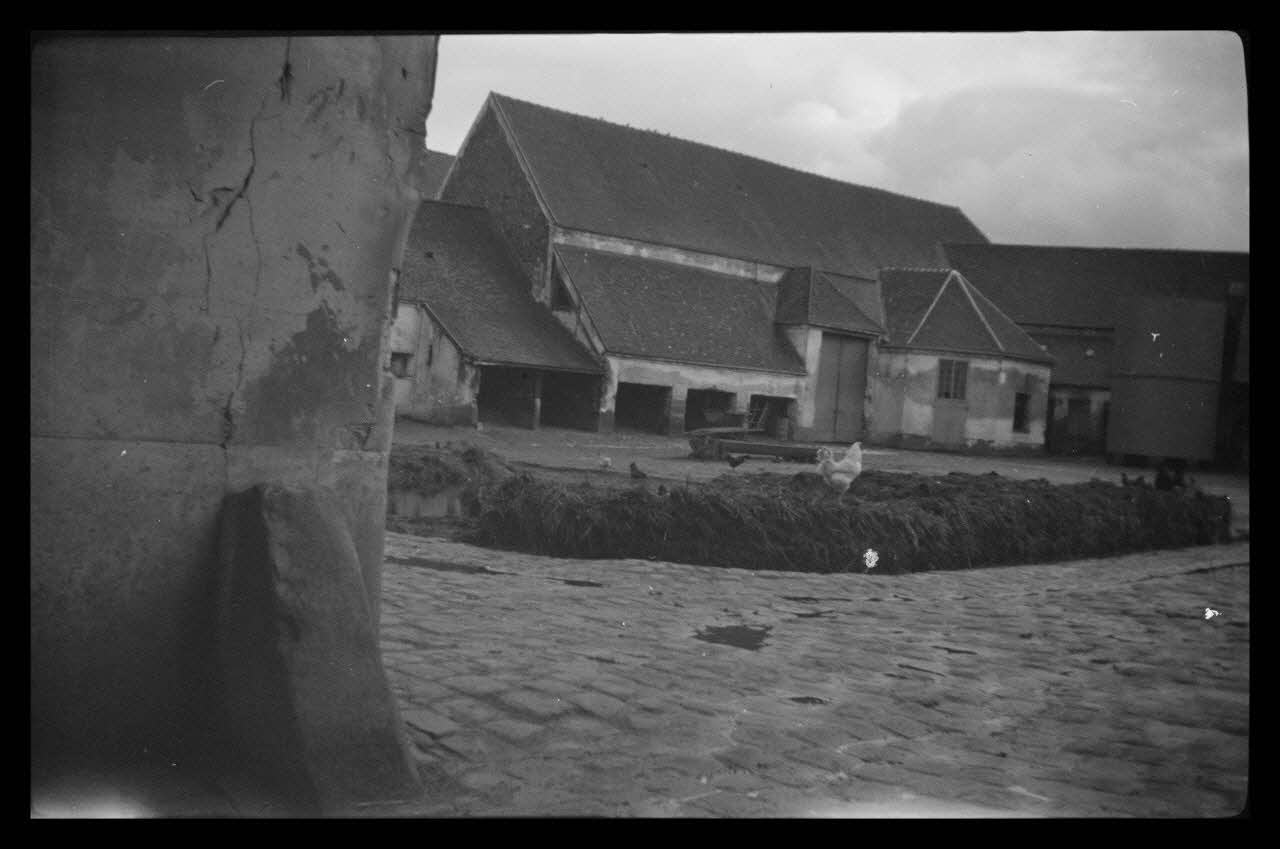 Marc Augier photographie La ferme du Manet. Cour principale angle Nord-Ouest. De gauche à droite : écuries, bouveries et plate-forme à fumier Ile-de-France, France 1937 Ph.1937.1075 Photo