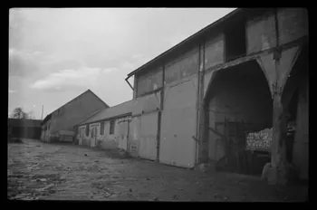 Marc Augier photographie La ferme du Manet. Angle Sud-Est de la cour principale. De gauche à droite : distillerie, dépendances et granges à foin. Vue prise de la plate-forme au fumier Ile-de-France, France 1937 Ph.1937.1076  Photo