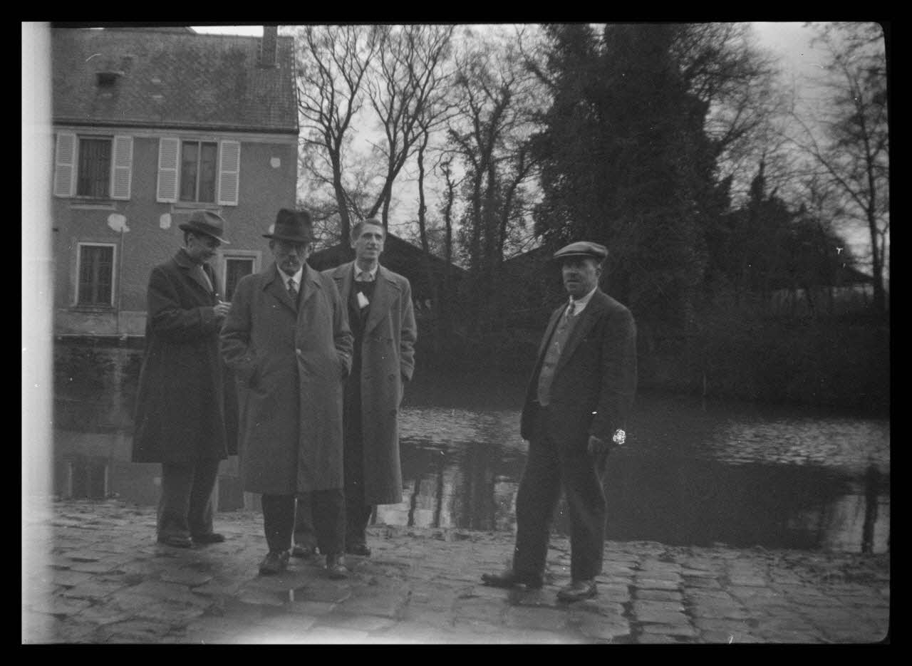 Marc Augier photographie La ferme du Manet. Cour principale angle Nord-Ouest. De gauche à droite : les anciennes caves à puple, grange à avoine et local de la machine à battre Ile-de-France, France 1937 Ph.1937.1077 Photo