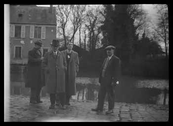 Marc Augier photographie La ferme du Manet. Cour principale angle Nord-Ouest. De gauche à droite : les anciennes caves à puple, grange à avoine et local de la machine à battre Ile-de-France, France 1937 Ph.1937.1077  Photo