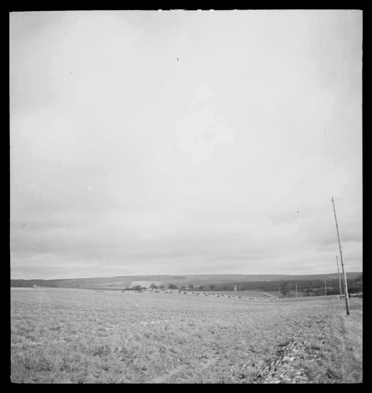 Marc Augier photographie La ferme du Manet. La mare et de face Nord, la maison d'habitation. De gauche à droite :  André Varagnac, E. Demangeon,  Georges Henri Rivière et le régisseur Ile-de-France, France 1937 Ph.1937.1079 Photo