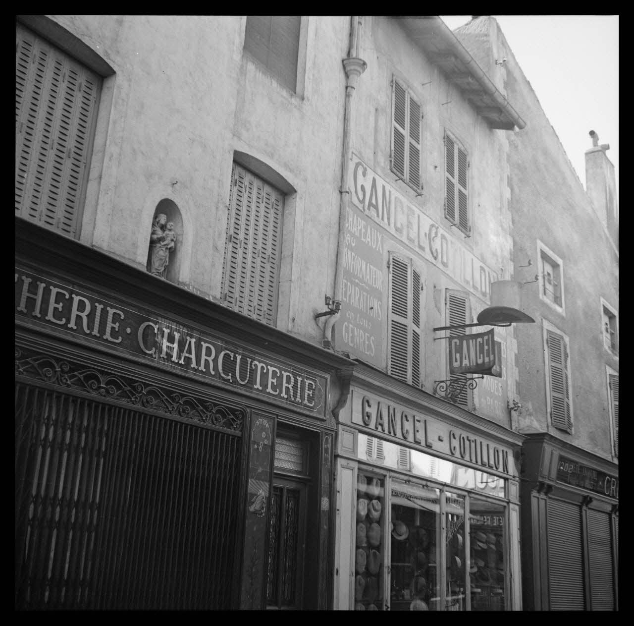 Duchemin photographie Chapeau et statue au 60-62 rue du Centre Bourgogne, France 1937/9/6 Ph.1937.2818 Photo