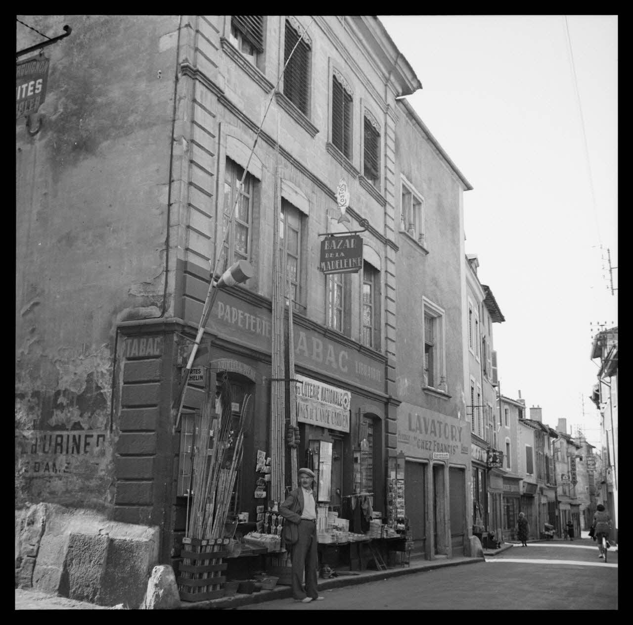 Duchemin photographie Pipe au 24 rue de la République, à midi Bourgogne, France 1937/9/6 Ph.1937.2819 Photo