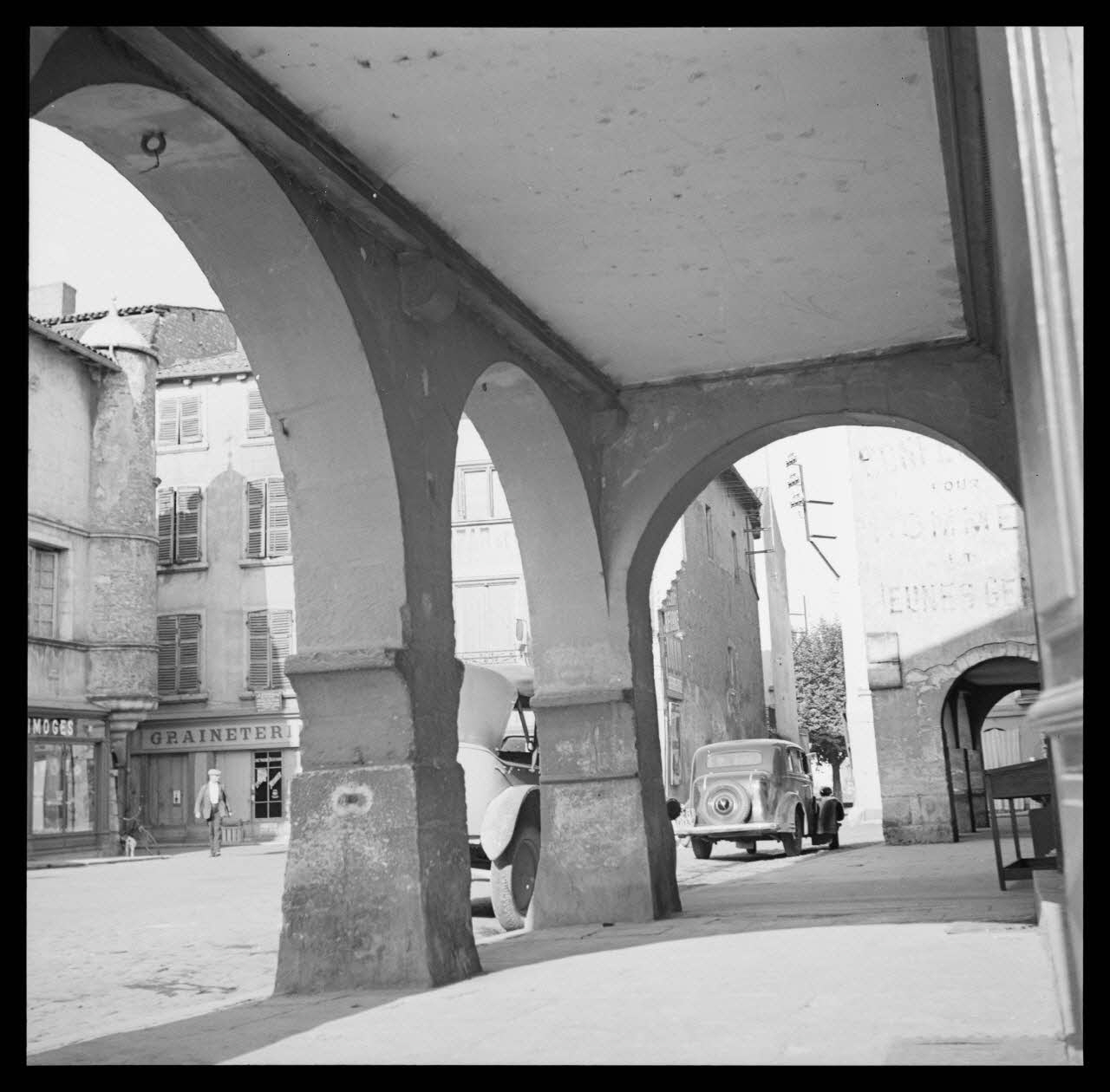 Duchemin photographie Arcades, place de l'hôtel de ville Bourgogne, France 1937/9/6 Ph.1937.2820 Photo
