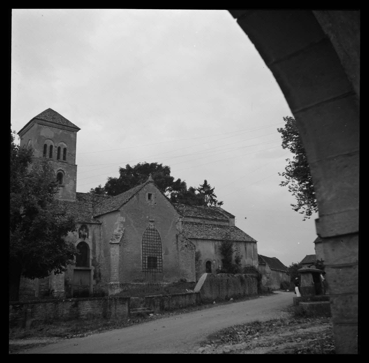 Duchemin photographie Église avec statuette de saint Julien Bourgogne, France 1937/9/9 Ph.1937.2836 Photo
