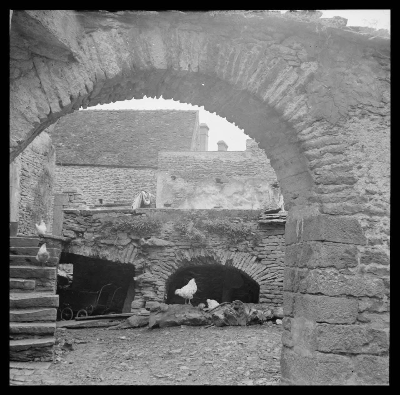 Duchemin photographie Porche et entrée de cave. Arcs en pierres plates Bourgogne, France 1937/9/14 Ph.1937.2898 Photo
