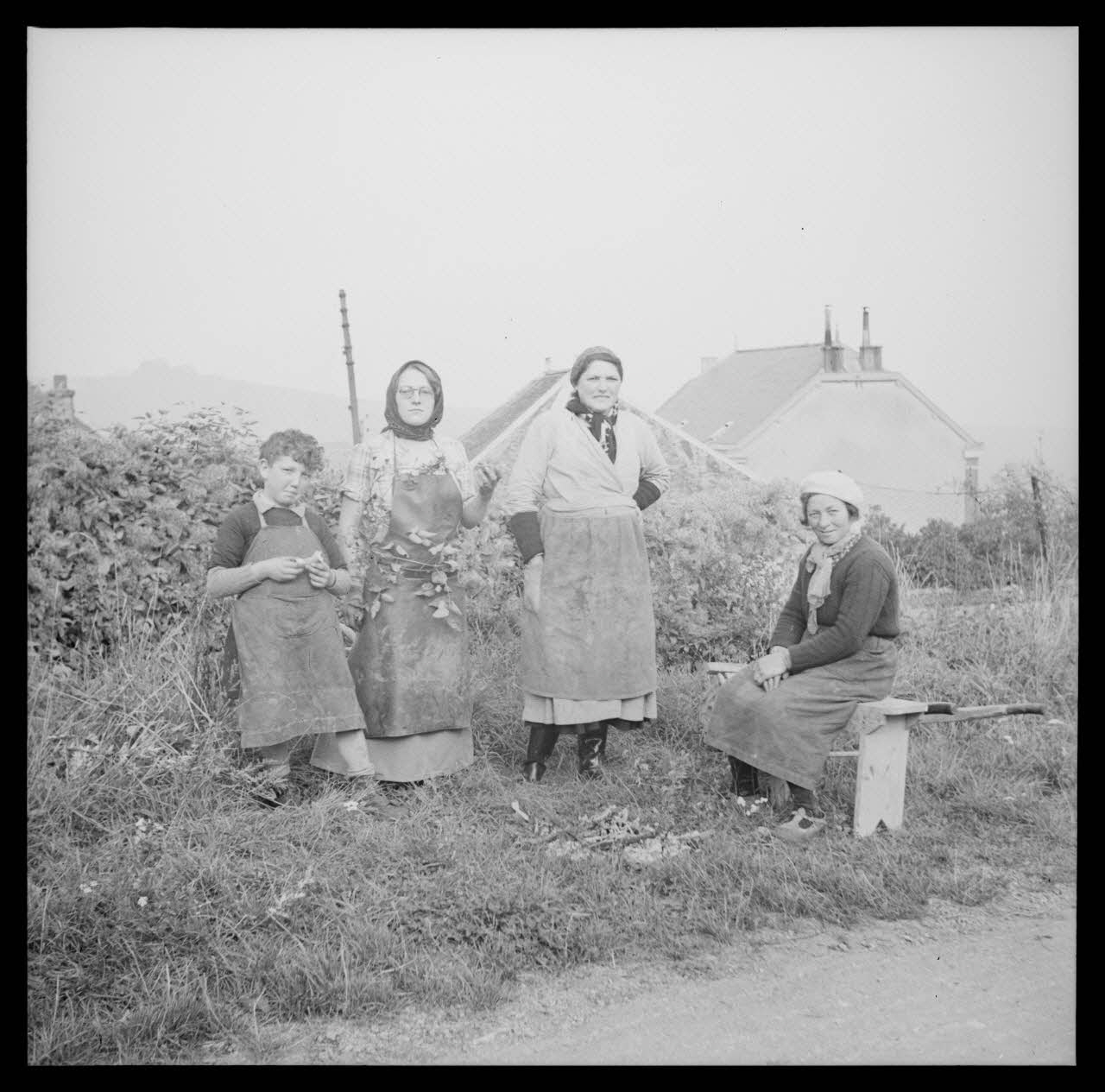 Duchemin photographie Équipe de vendangeuses Champagne-Ardenne, France 1937/9/23 Ph.1937.3001 Photo