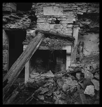Marc Augier photographie Ruines d'une maison abandonnée en 1917. Cheminée où on a laissé la crémaillère Bourgogne, France 1937/2/1 Ph.1937.82  Photo