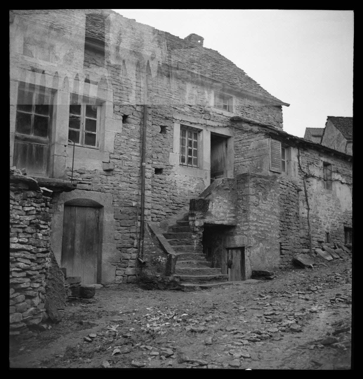 Marc Augier photographie Maison ancienne. Gouttière d'évier saillant sous la fenêtre Bourgogne, France 1937/2/1 Ph.1937.83 Photo