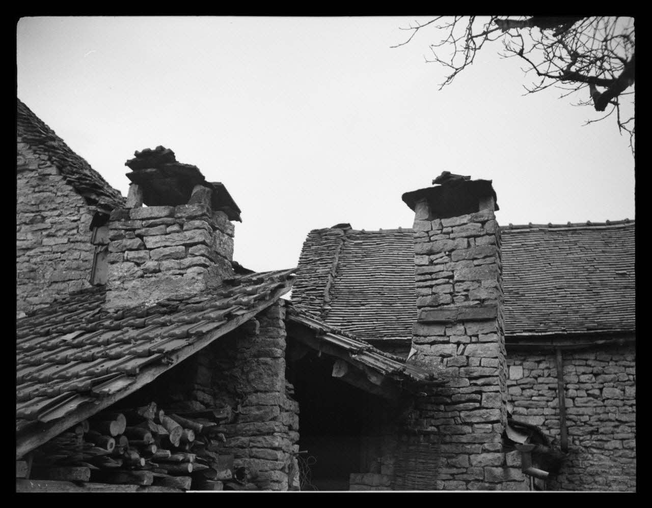 Marc Augier photographie Vieilles maisons. Remarquez les cheminées carrées et le bûcher au-dessus du four Bourgogne, France 1937/2/1 Ph.1937.84 Photo
