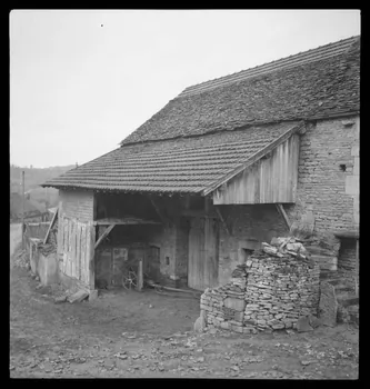 Marc Augier photographie Auvent attenant à une habitation ancienne Bourgogne, France 1937/2/1 Ph.1937.85  Photo