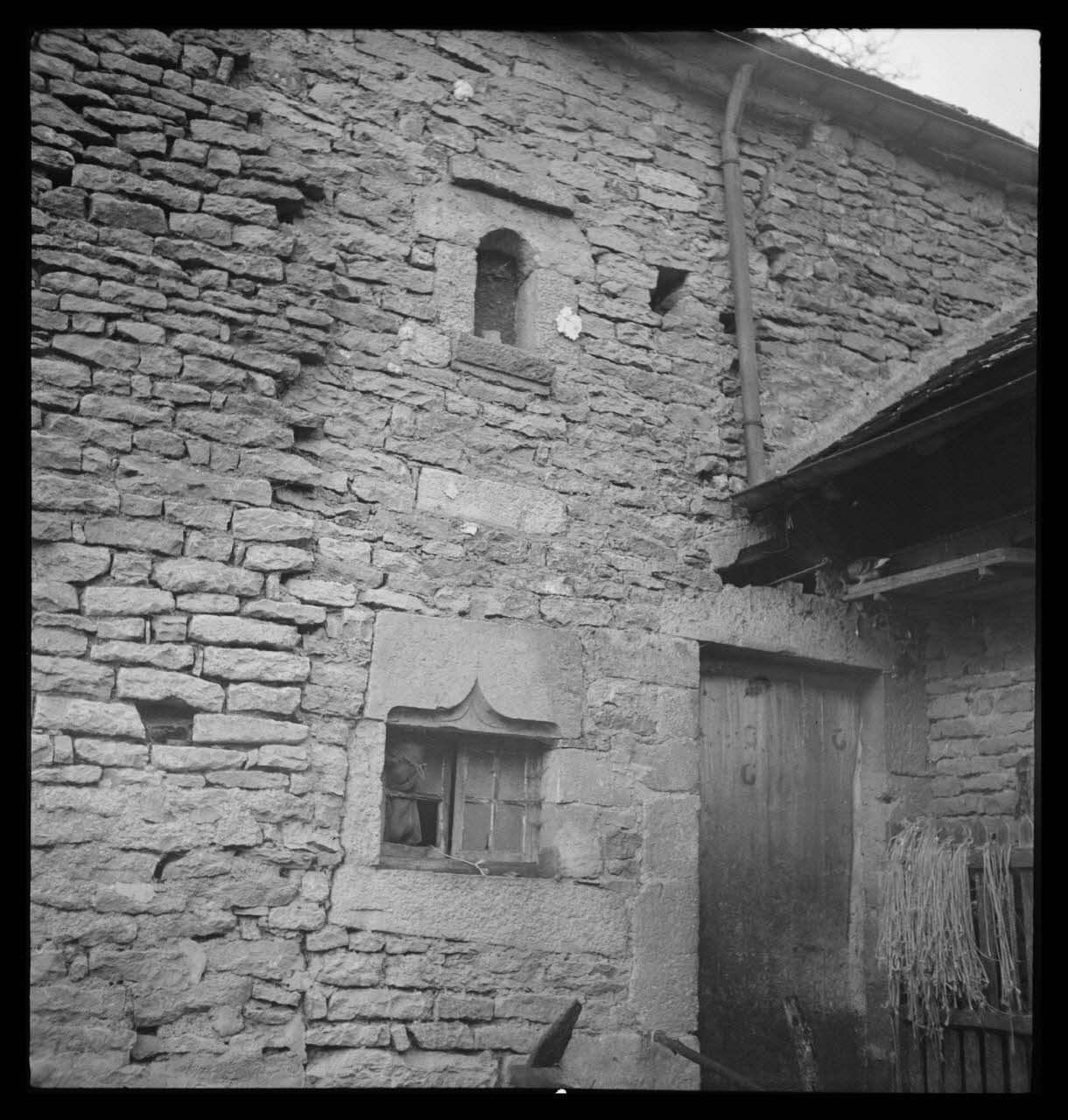 Marc Augier photographie Ouverture d'une habitation ancienne Bourgogne, France 1937/2/1 Ph.1937.89 Photo