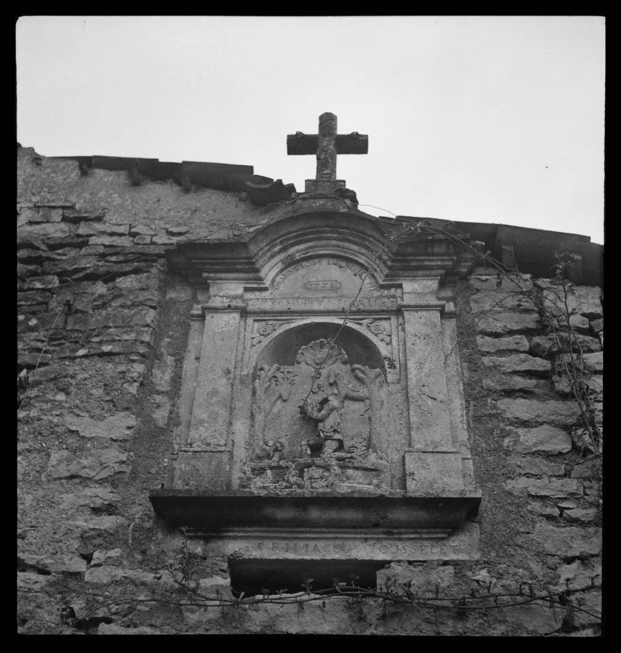 Marc Augier photographie Statue de saint Hubert. Devanture du café. Inscription :"A la dévotion de Lois Thevin, ou Treven. FPM Jacques Rousselet" Bourgogne, France 1937/2/1 Ph.1937.91 Photo