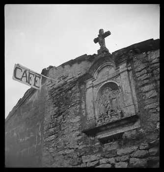 Marc Augier photographie Statue de saint Hubert. Devanture du café. Inscription :"A la dévotion de Lois Thevin, ou Treven. FPM Jacques Rousselet" Bourgogne, France 1937/2/1 Ph.1937.92  Photo