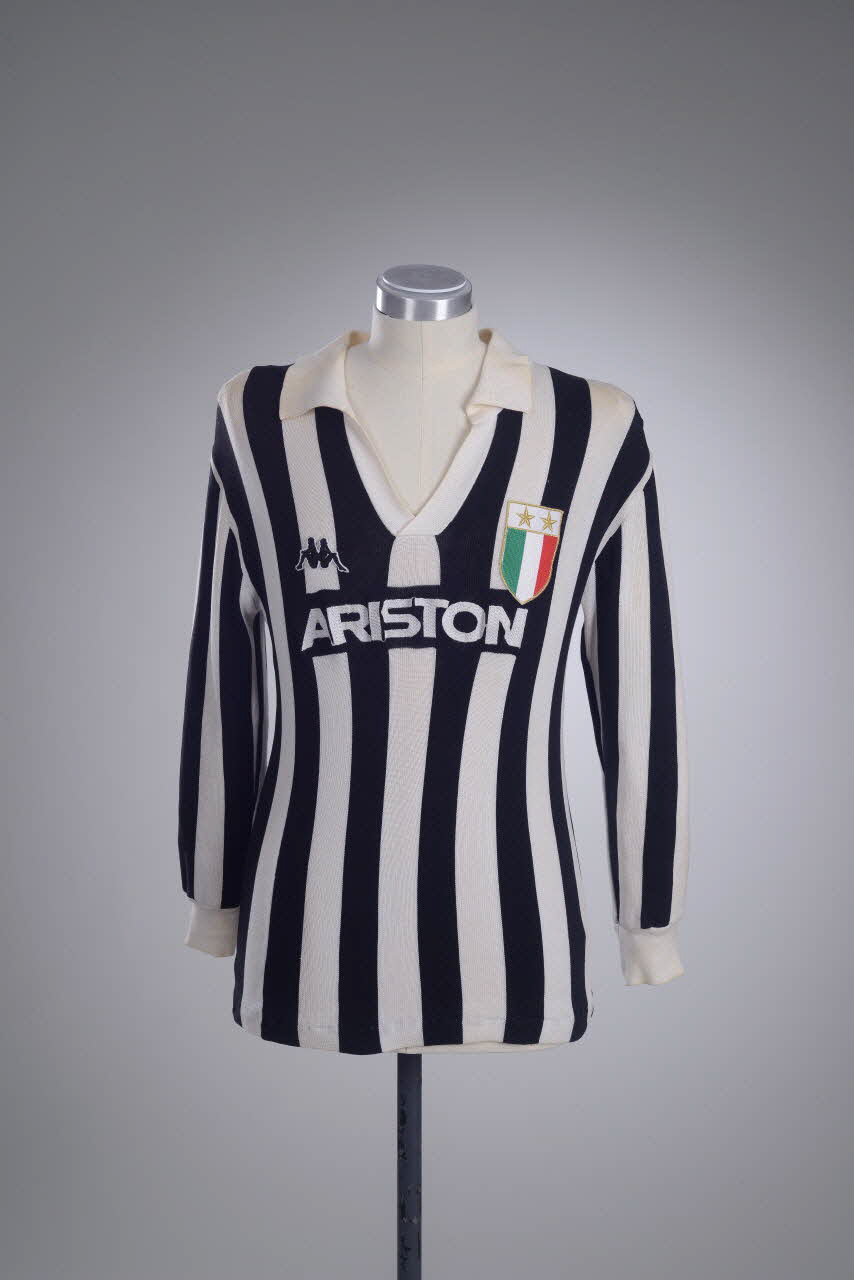 maillot de sport Maillot porté par Michel Platini avec l'équipe de la Juventus de Turin lors de la saison de série A 1984-1985 2016.1.1 Photo Mucem/ Yves Inchierman