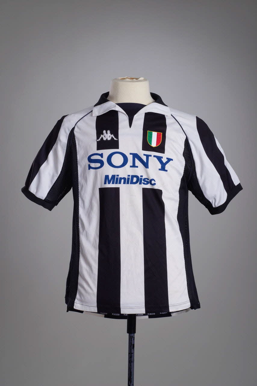 maillot de sport Maillot de football  porté par Zinédine Zidane avec l'équipe de la Juventus de Turin lors de la saison de série A 1997-1998 2016.1.2 Photo Mucem/ Yves Inchierman