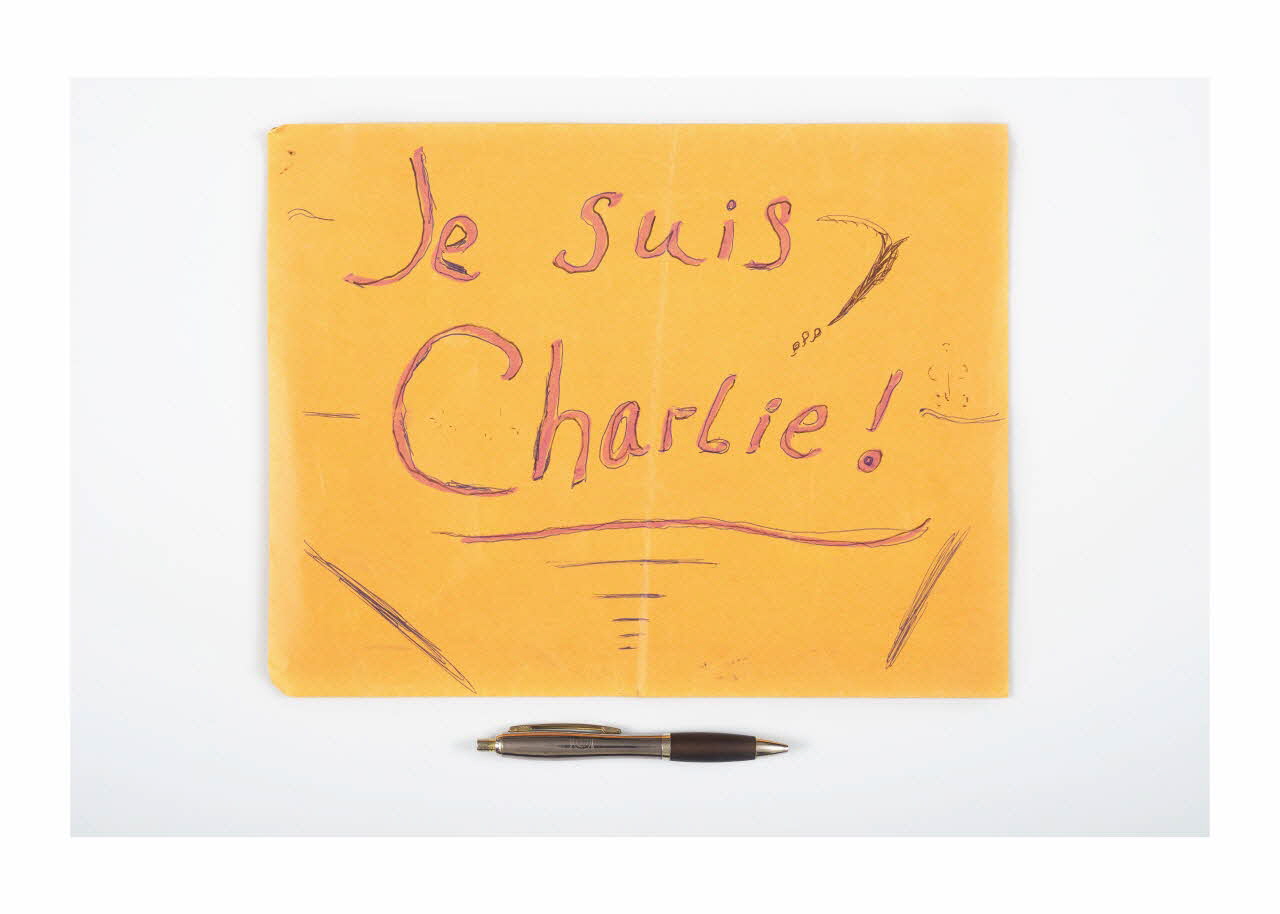 affiche de récupération enveloppe contenant un stylo Ile-de-France, France 2015/1/1-2015/1/31 2015.9.14.1-2 Photo Mucem/ Yves Inchierman