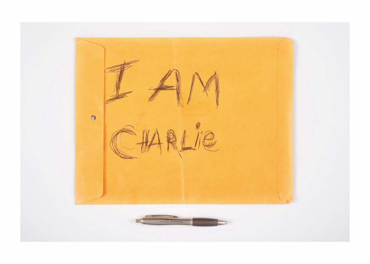 affiche de récupération enveloppe contenant un stylo Ile-de-France, France 2015/1/1-2015/1/31 2015.9.14.1-2  Photo Mucem/ Yves Inchierman