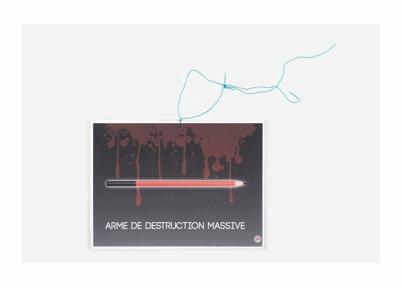 affiche de récupération Pancarte composée d'une feuille de format A4 imprimée avec la mention ARME DE DESTRUCTION MASSIVE et collée sur carton blanc rigide Ile-de-France, France 2015/1/11 2015.9.16 Photo Mucem/ Yves Inchierman