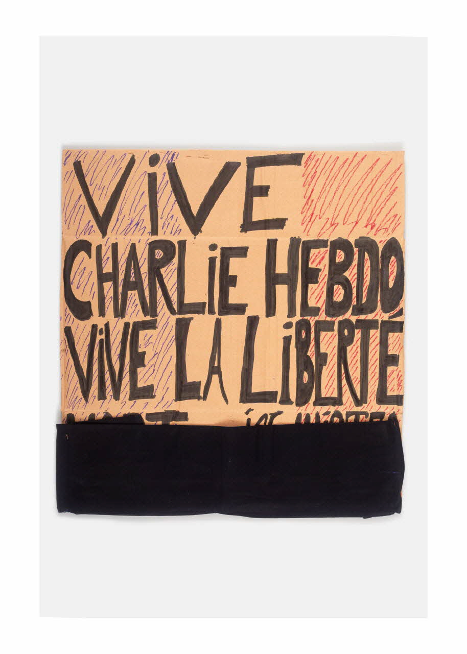 affiche de récupération Pancarte sur carton mentionnant CHARLIE N'EST PAS MORT ! Île-de-France, France 2015/1/1-2015/1/31 2015.9.19 Photo Mucem/ Yves Inchierman