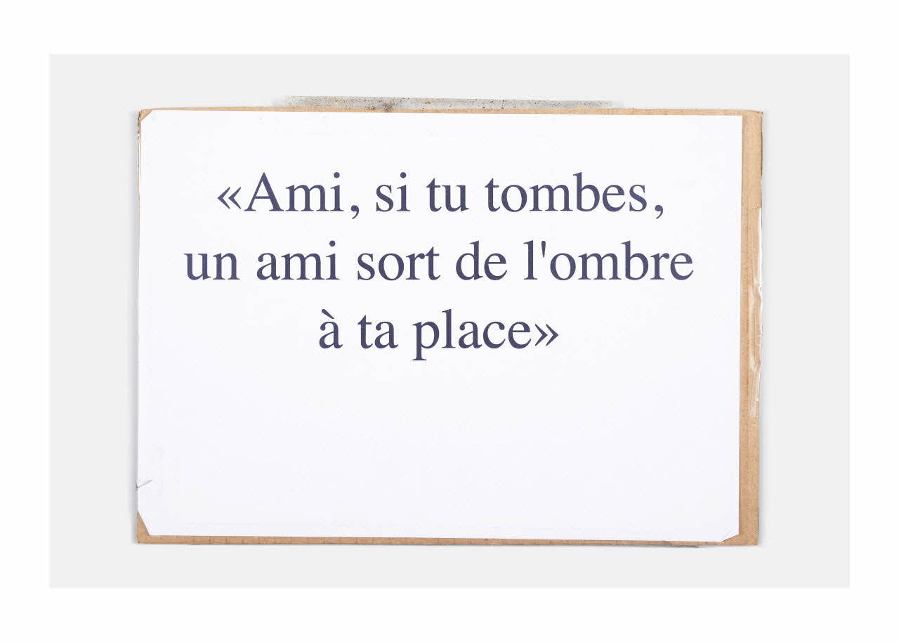 affiche de récupération Pancarte AMI SI TU TOMBES, UN AMI SORT DE L'OMBRE A TA PLACE Ile-de-France, France 2015/1/1-2015/1/31 2015.9.34 Photo Mucem/ Yves Inchierman