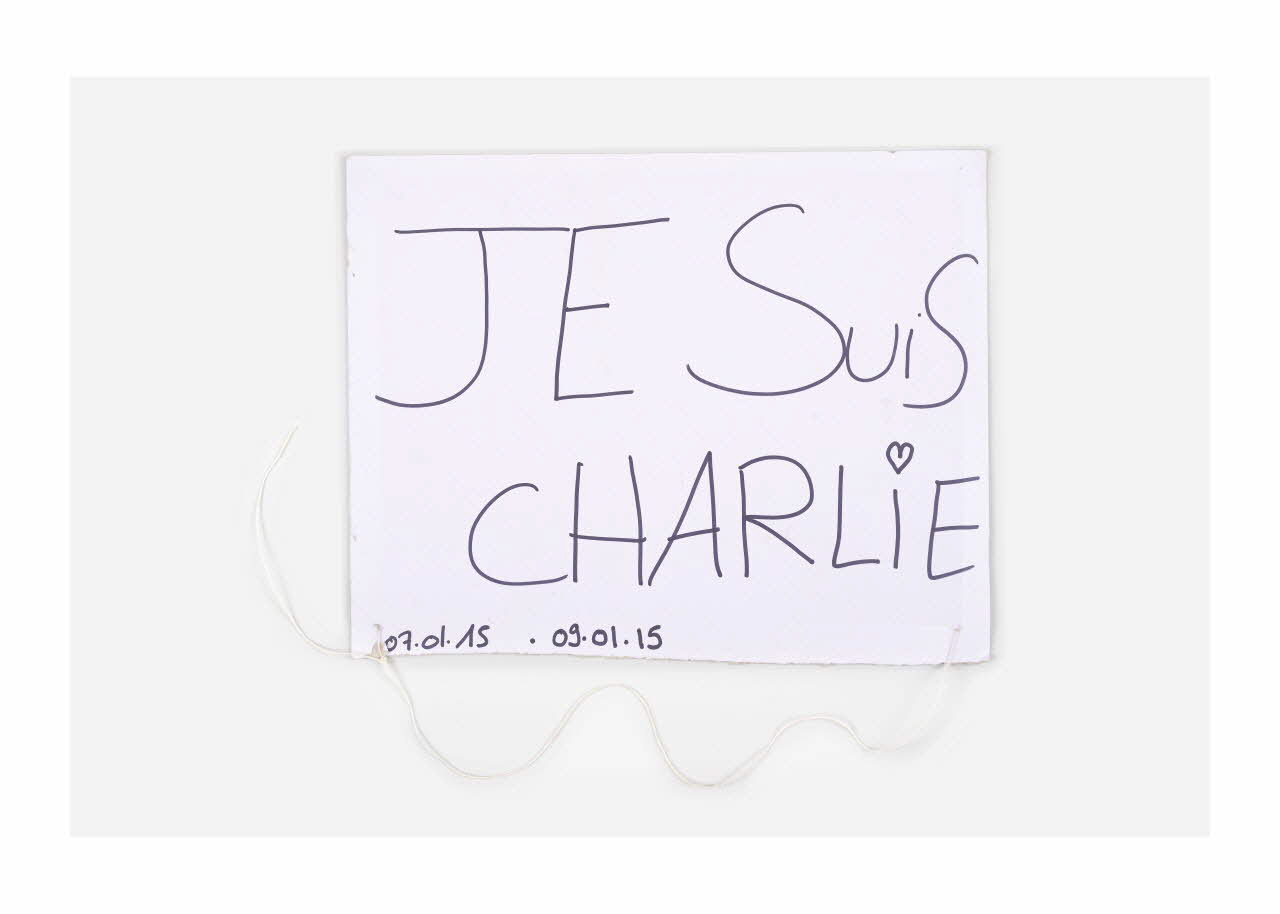 affiche de récupération Pancarte JE SUIS CHARLIE 07.01.15  08.01.15  09.01.15 NOUS N'OUBLIONS PAS Ile-de-France, France 2015/1/1-2015/1/31 2015.9.40 Photo Mucem/ Yves Inchierman