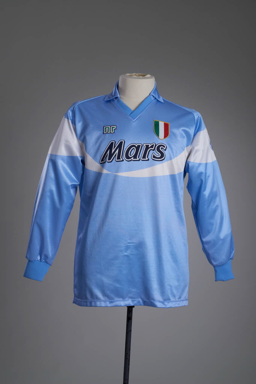maillot de sport Maillot porté par Diego Maradona avec l'équipe SSC.Naples (Società Sportiva Calcio Napoli)  lors de la saison de série A 1990/91 Italie 1990-1991 2015.14.3 Photo Mucem/ Yves Inchierman