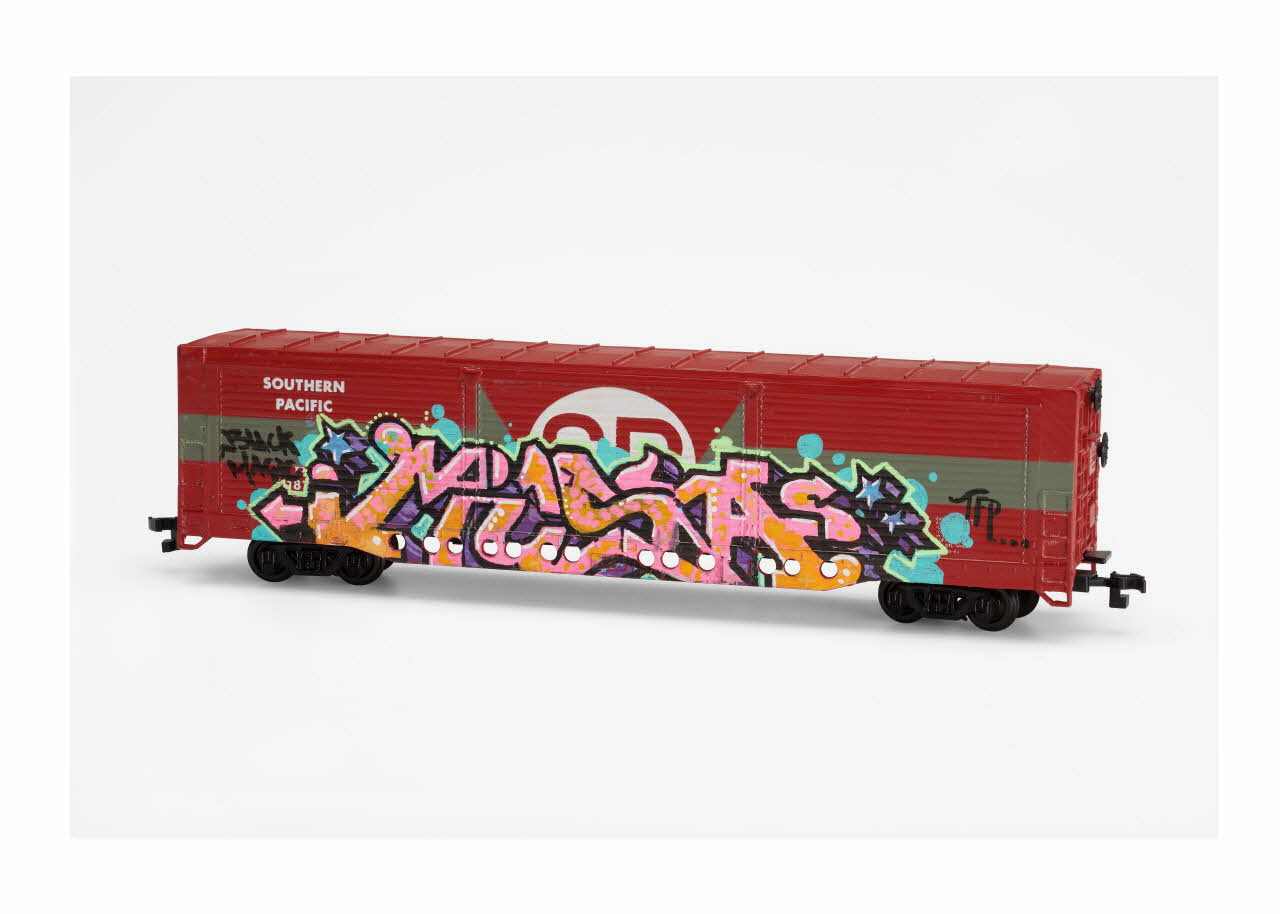 Musa maquette de train Train miniature grafffé Catalogne, Espagne 2010 2016.34.6 Photo Mucem/ Yves Inchierman