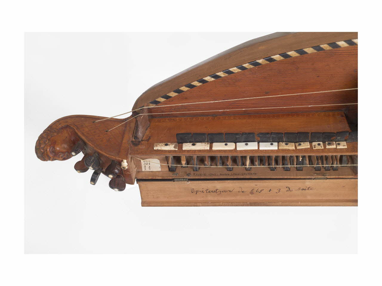 Jean-Baptiste Pajot vielle à roue Auvergne, France 1837-1863 2017.43.1 Photo Mucem/ Yves Inchierman