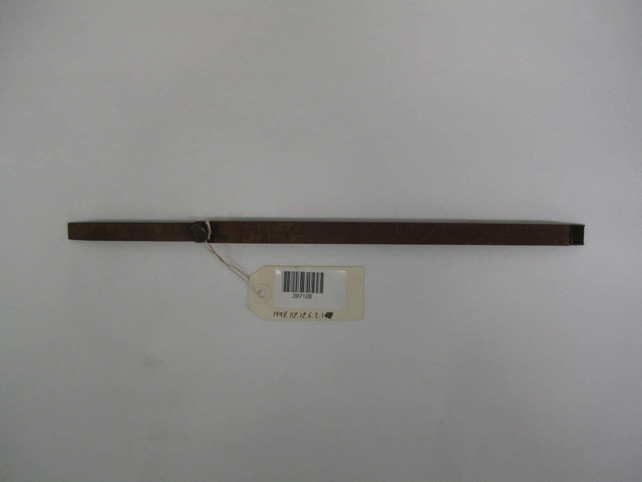 Pièce métallique avec fourreau 1998.112.12.6.3.1 Photo