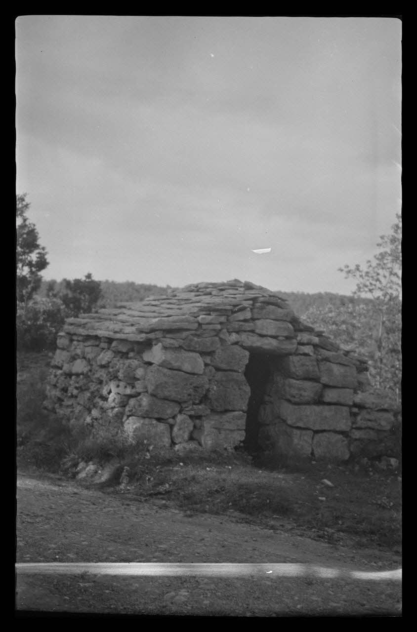 Mireille Place photographie Abri sur la route de Montignac-en-Rozier Languedoc-Roussillon, France 1938/9/3 Ph.1938.10.100 Photo