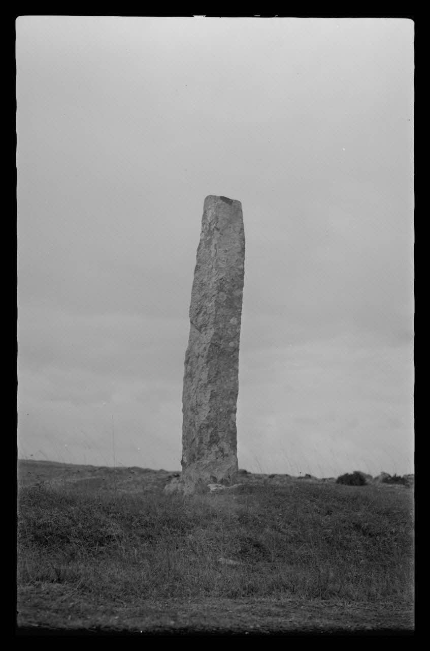 Mireille Place photographie Pierre plantée sur la route des Cévennes Languedoc-Roussillon, France 1938/9/2 Ph.1938.10.87 Photo