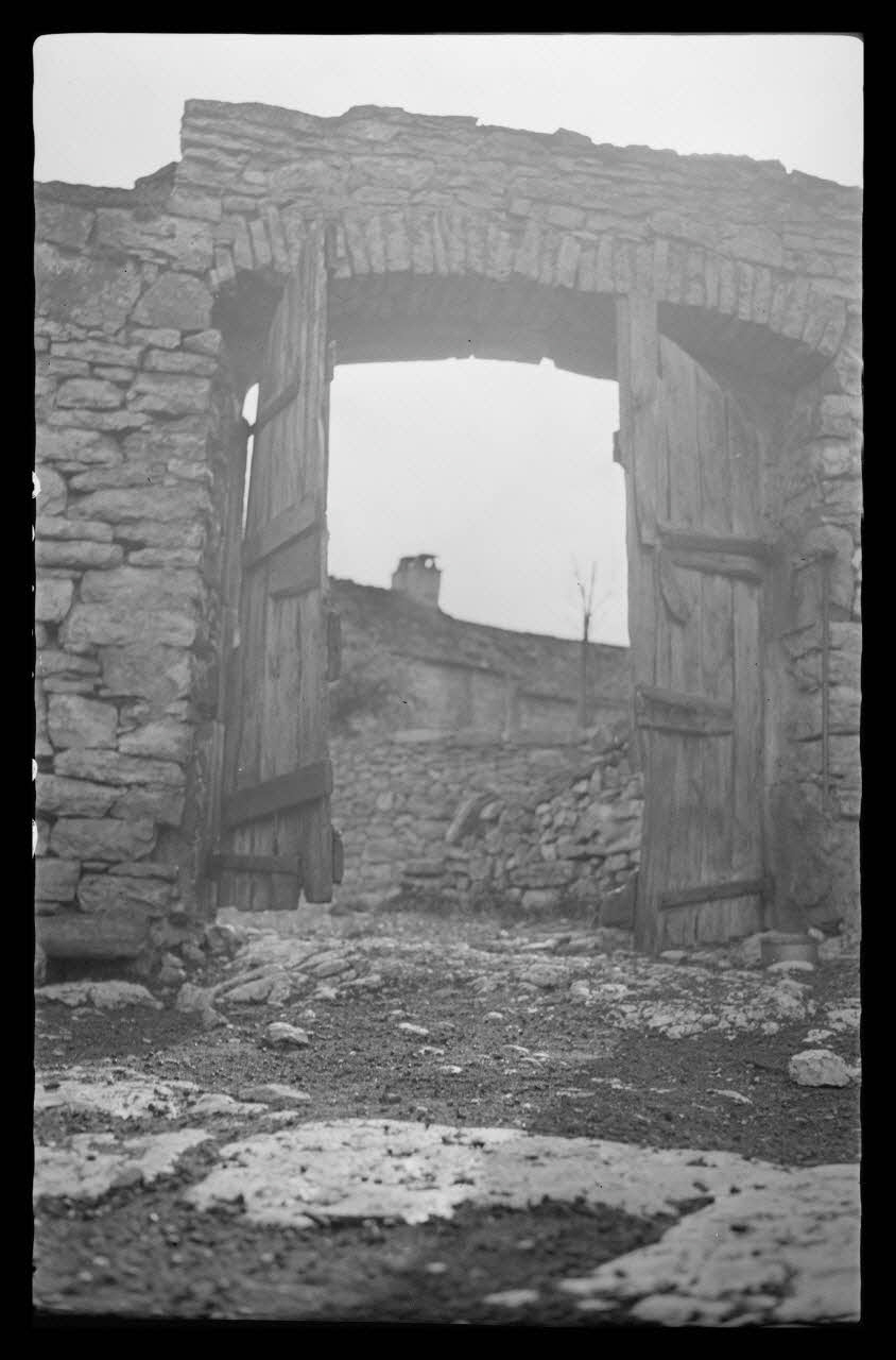 Mireille Place photographie Entrée d'une bergerie Languedoc-Roussillon, France 1938/9/2 Ph.1938.10.88 Photo