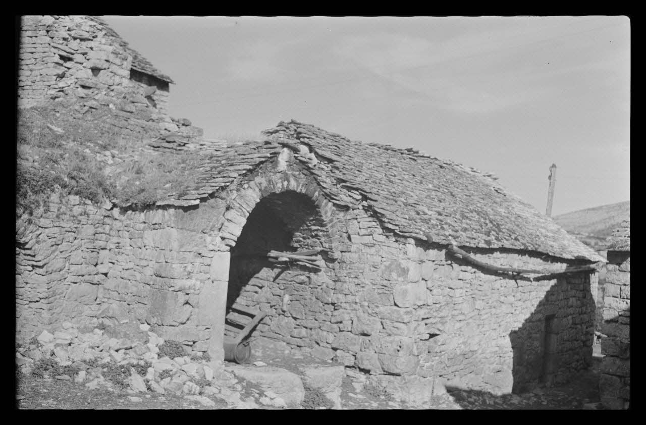 Mireille Place photographie Entrée d'un four Languedoc-Roussillon, France 1938/9/2 Ph.1938.10.89 Photo
