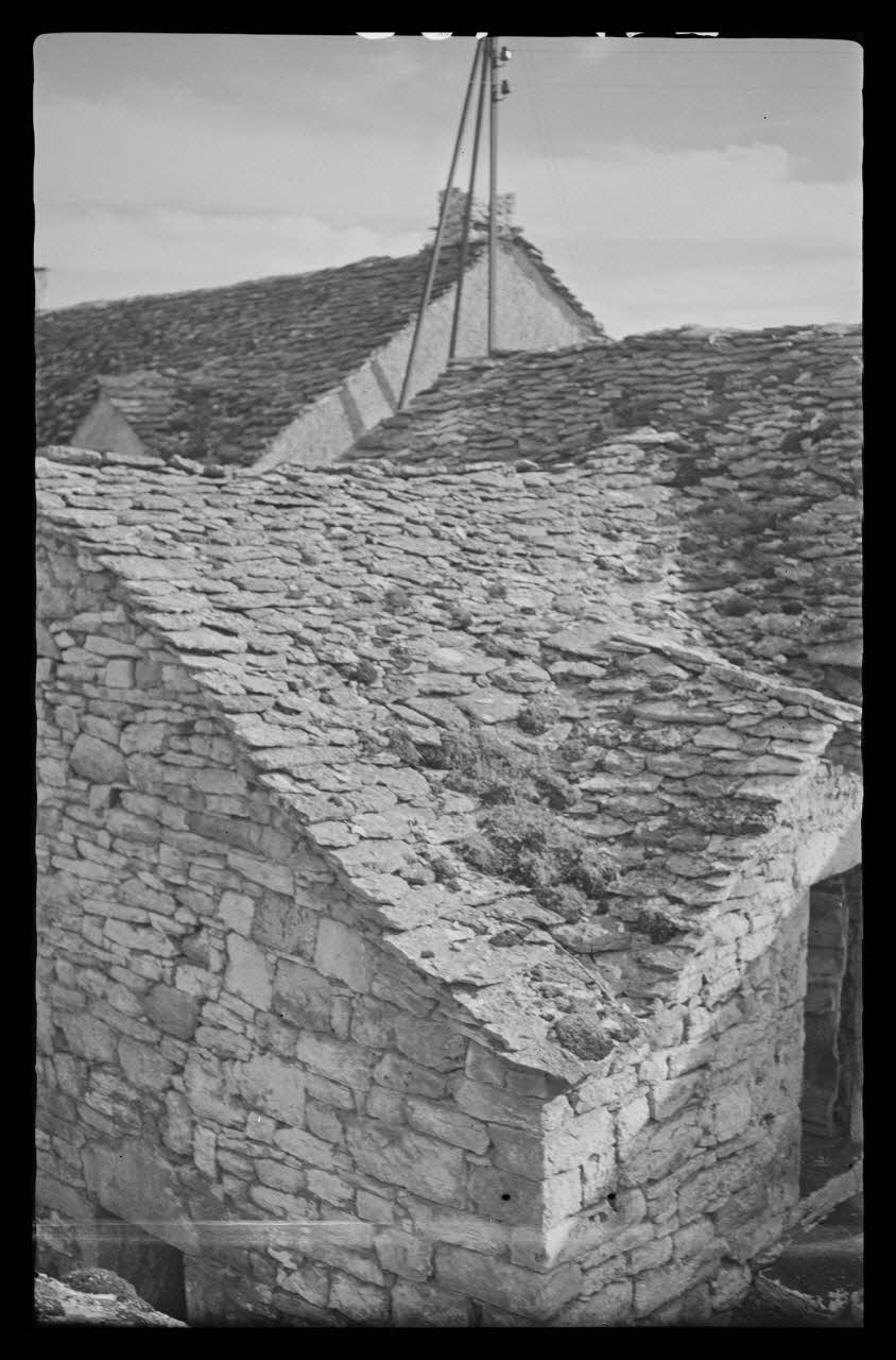 Mireille Place photographie Détail du toit Languedoc-Roussillon, France 1938/9/2 Ph.1938.10.92 Photo