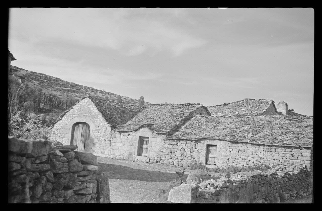 Mireille Place photographie Maisons caractéristiques Languedoc-Roussillon, France 1938/9/2 Ph.1938.10.93 Photo