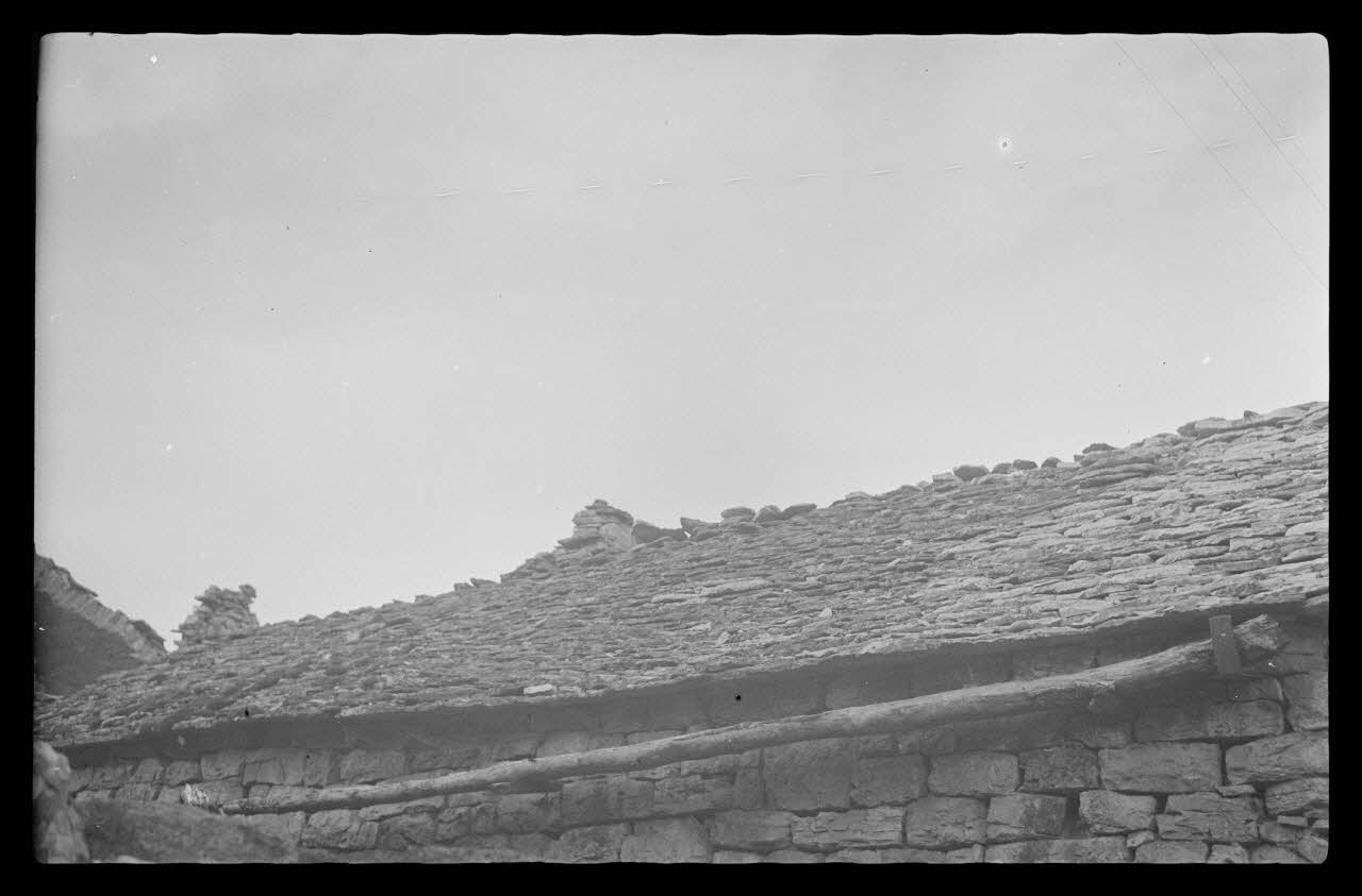 Mireille Place photographie Toit et gouttière de la bergerie Languedoc-Roussillon, France 1938/9/3 Ph.1938.10.95 Photo