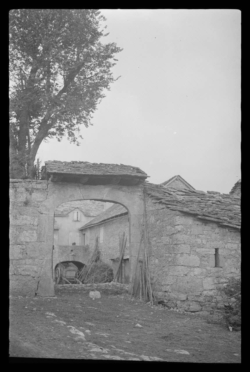 Mireille Place photographie Entrée de ferme Languedoc-Roussillon, France 1938/9/3 Ph.1938.10.97 Photo
