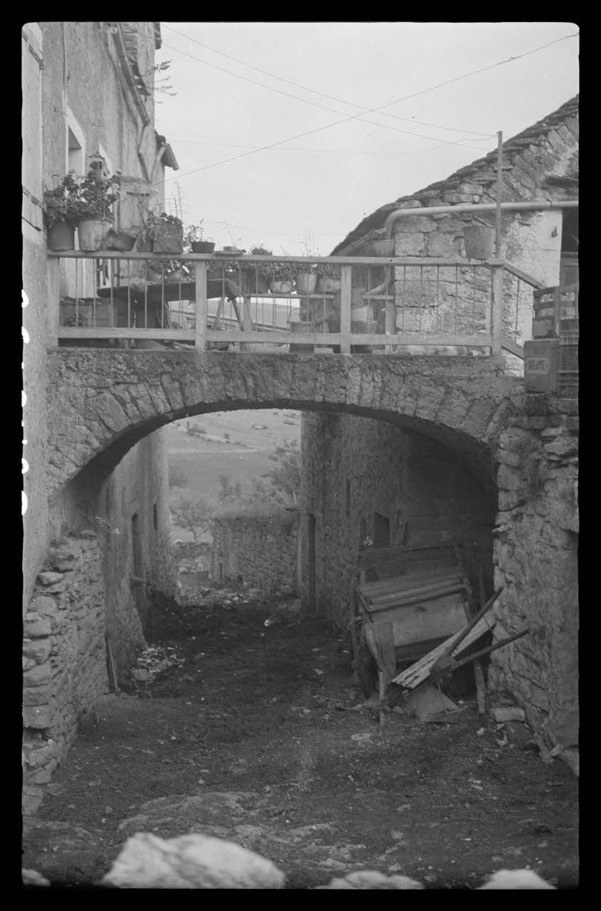 Mireille Place photographie Chemin Languedoc-Roussillon, France 1938/9/3 Ph.1938.10.98 Photo