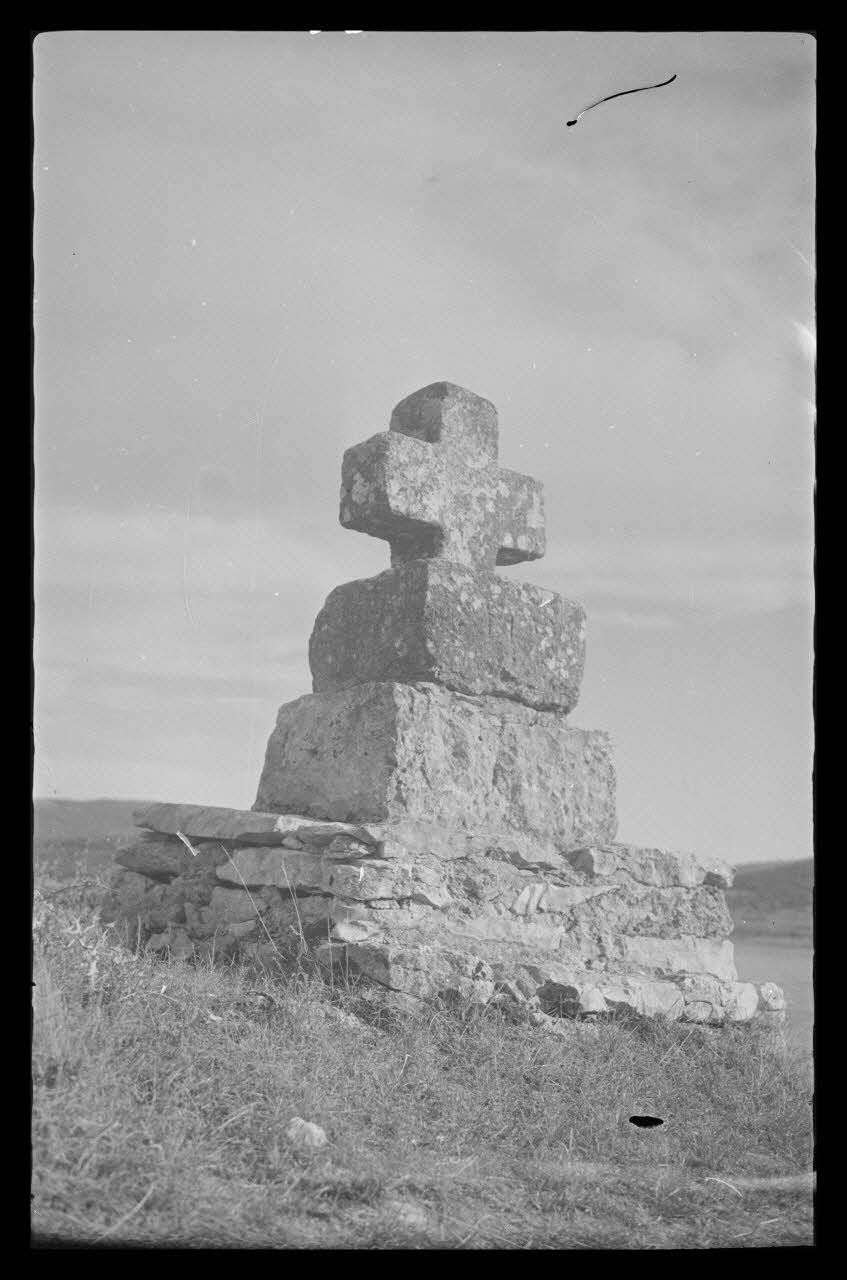 Mireille Place photographie Croix à l'entrée du hameau Languedoc-Roussillon, France 1938/9/3 Ph.1938.10.99 Photo