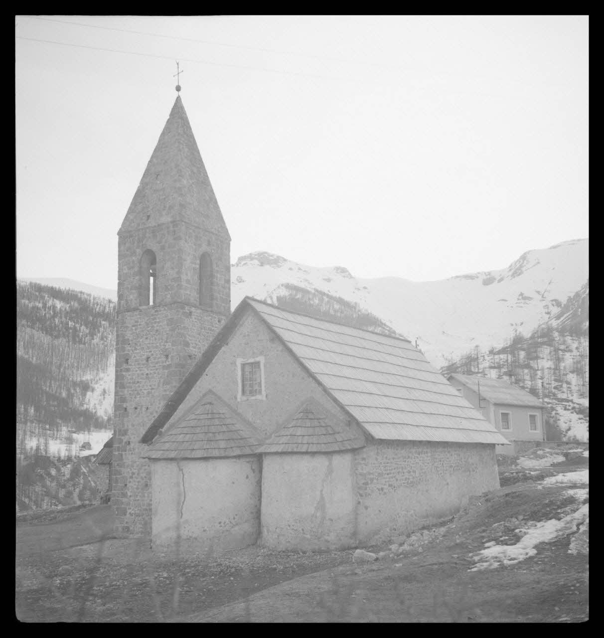 Rappeport photographie Eglise. Tour en pierre sans couverture Provence-Alpes-Côte d'Azur, France 1938/4/5 Ph.1938.4.12 Photo