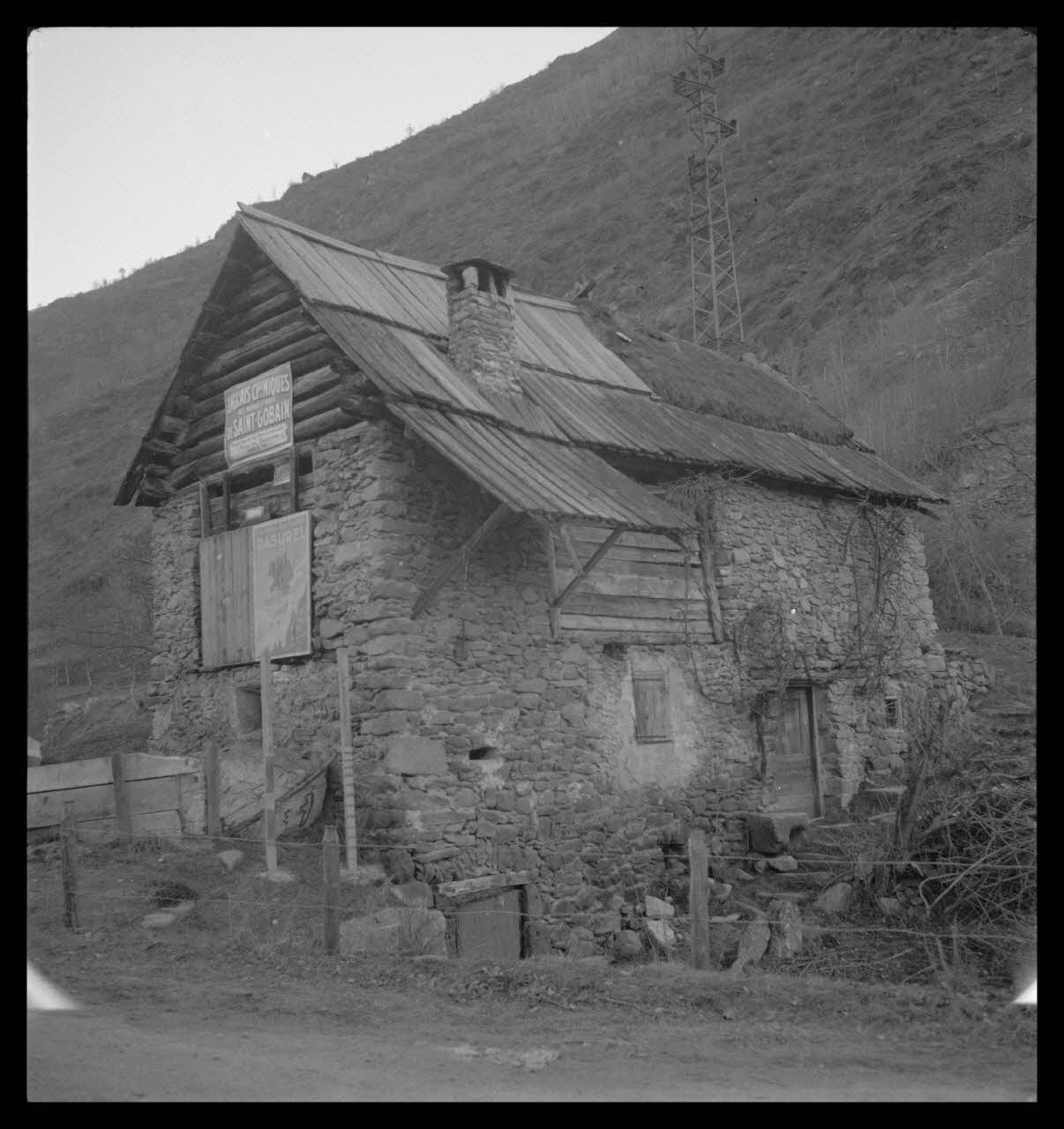Rappeport photographie Maison. La partie antérieure du toit en bois Provence-Alpes-Côte d'Azur, France 1938/4/5 Ph.1938.4.13 Photo