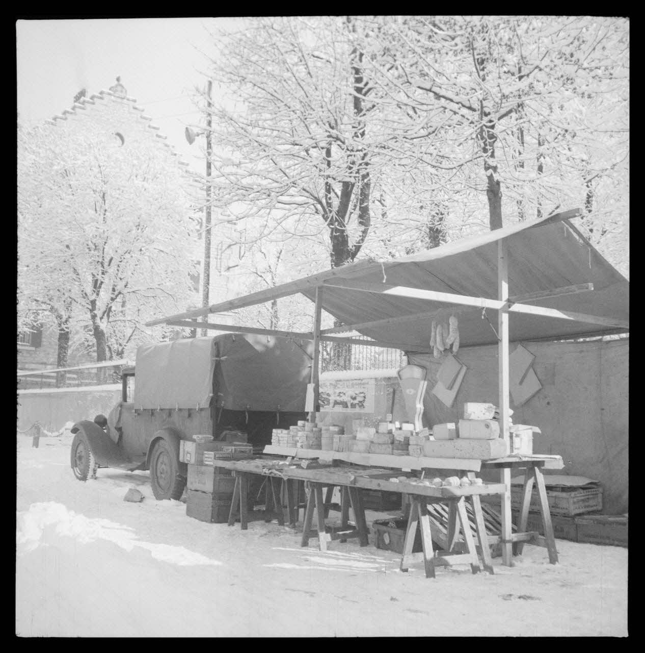 photographie Étalage en plein air de marchand de fromage Ph.1938.5.18 Photo