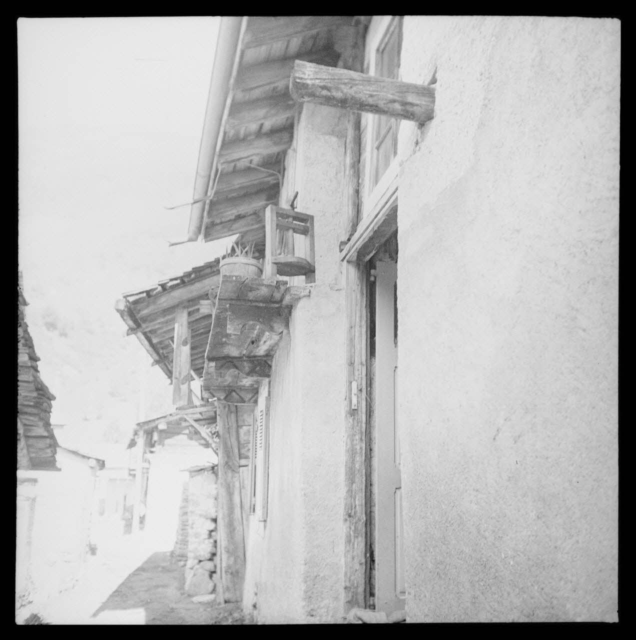 photographie Maison. Remarquer l'auvent du toit et la poutre passante Ph.1938.5.9 Photo