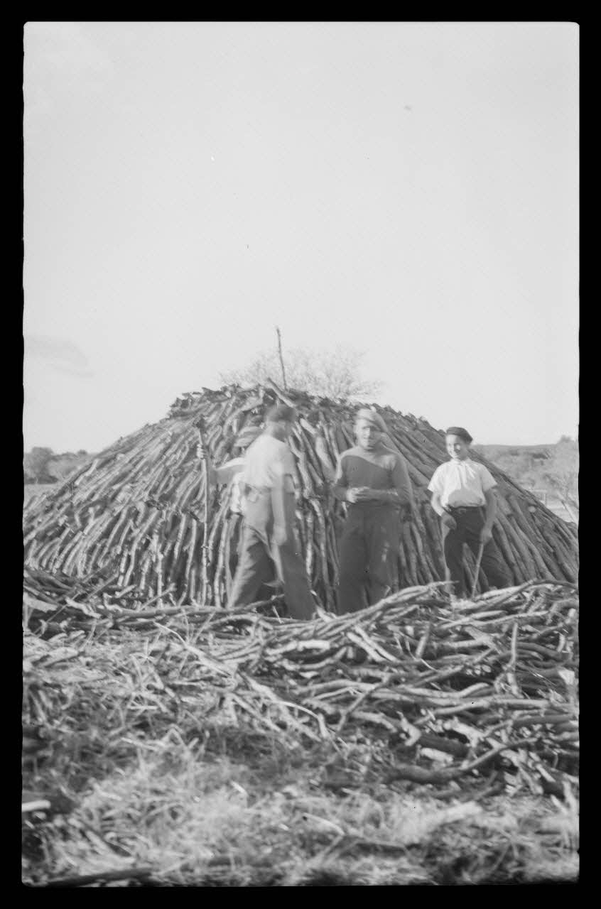 Mireille Place photographie Préparation du charbon de bois Provence-Alpes-Côte d'Azur, France 1938/9/21 Ph.1938.11.115 Photo